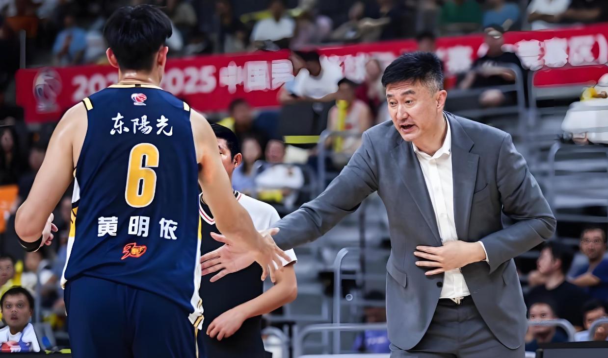 博鱼体育官方网站-林崴31分同曦不敌广东李弘权26分上海胜四川