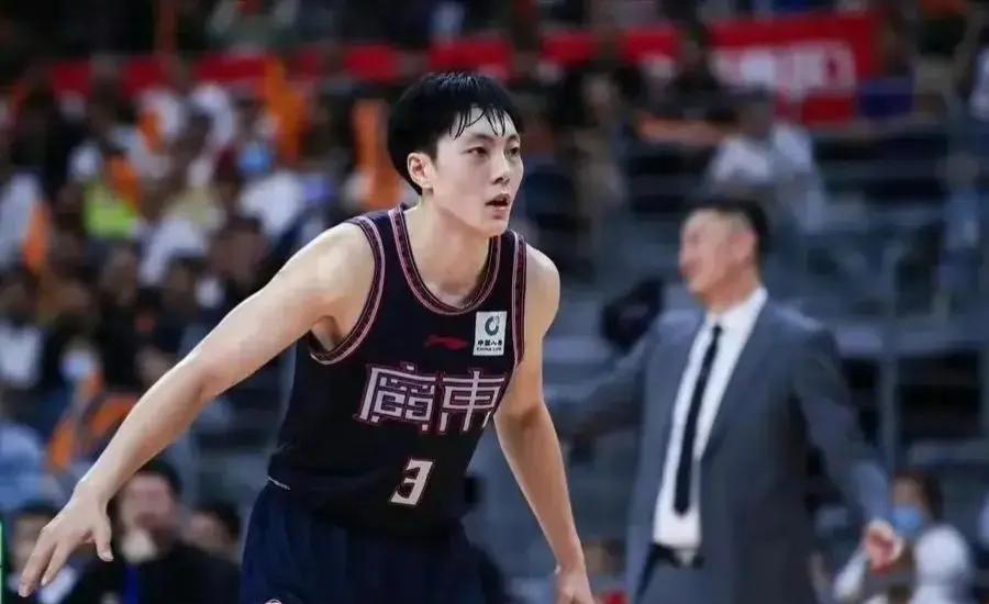 包含阿尔希拉尔冲击季军，年轻球员表现亮眼的词条