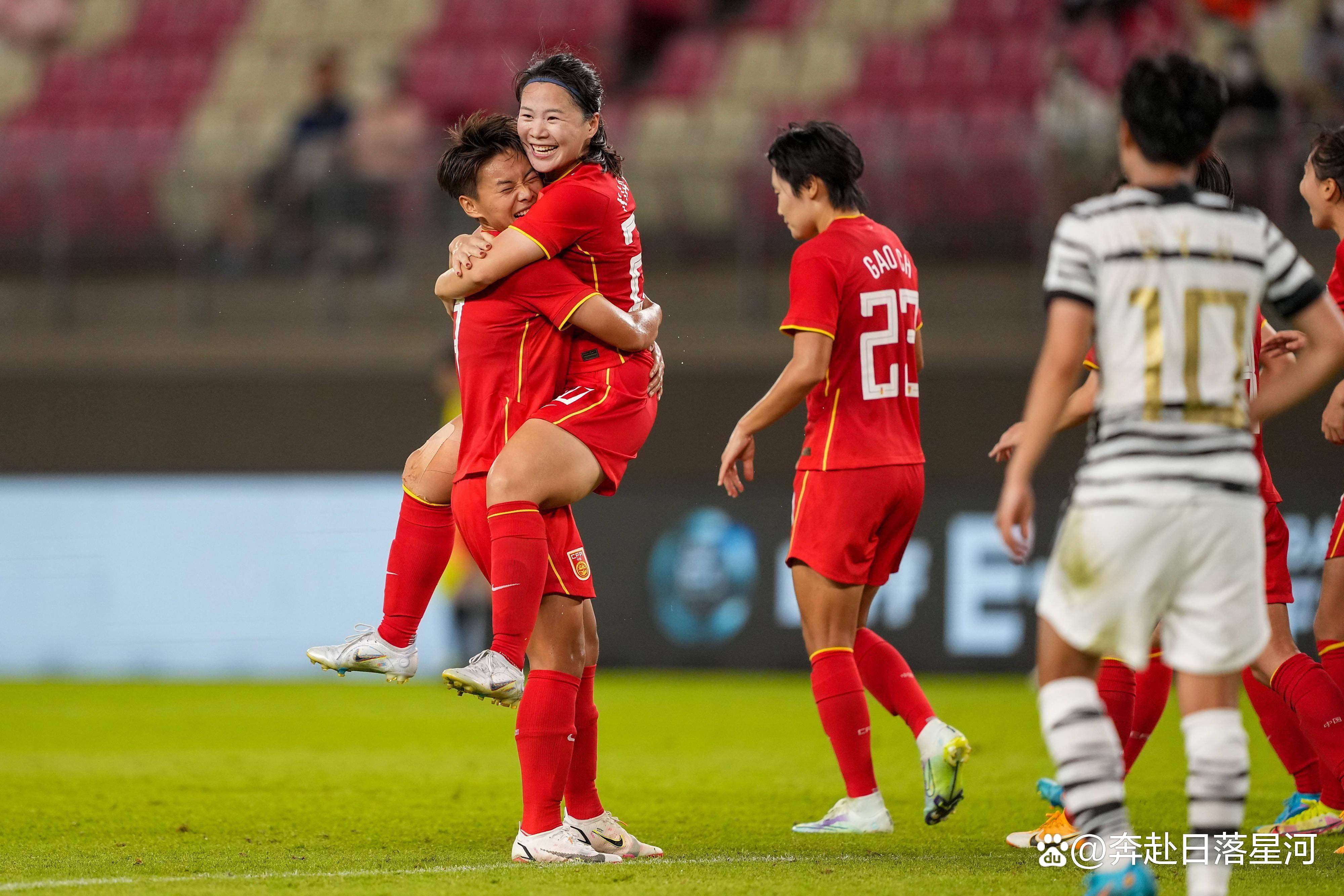 女足赛场上掀起一番风暴！