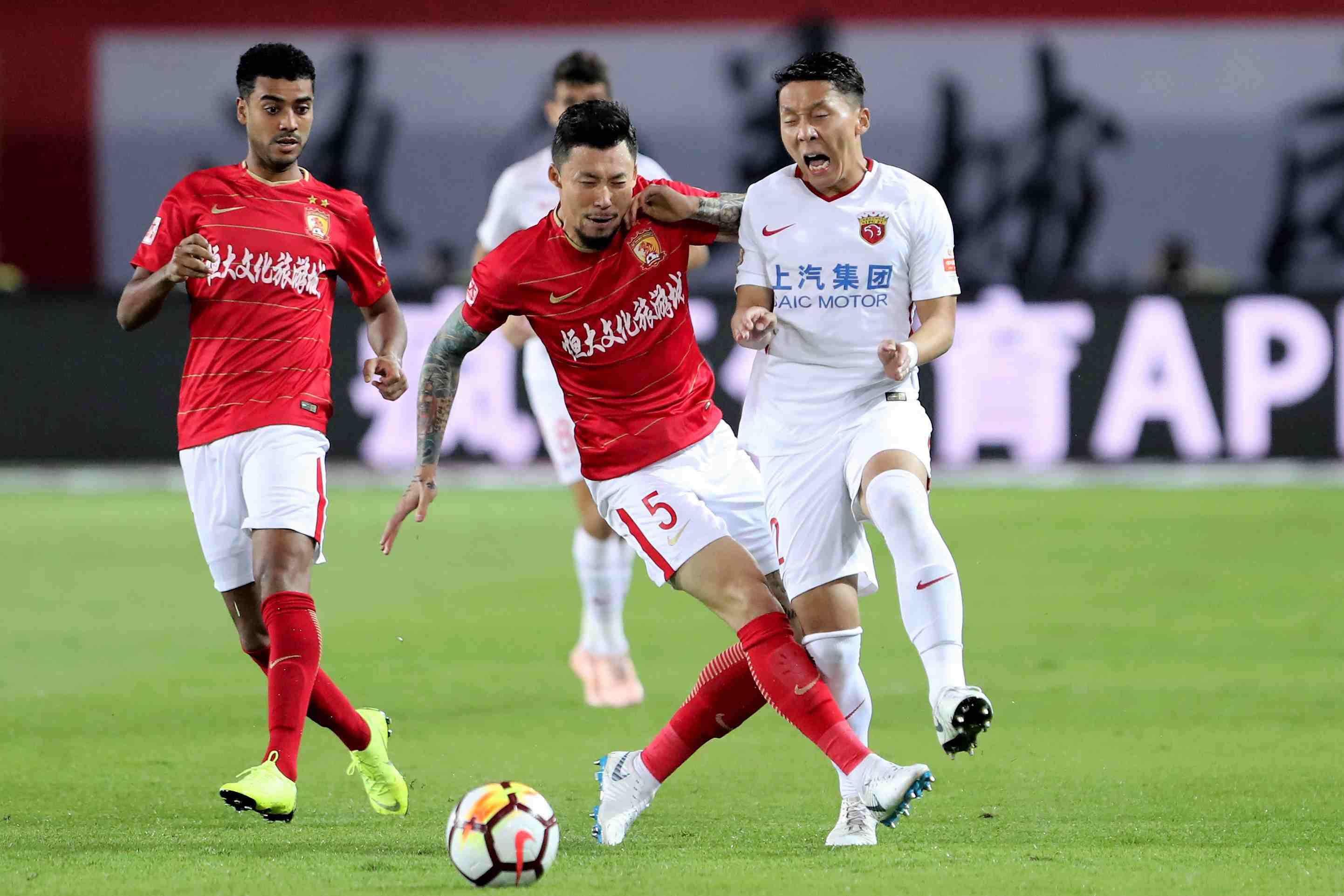 夺冠热门上海上港表现神勇，轻松击败对手