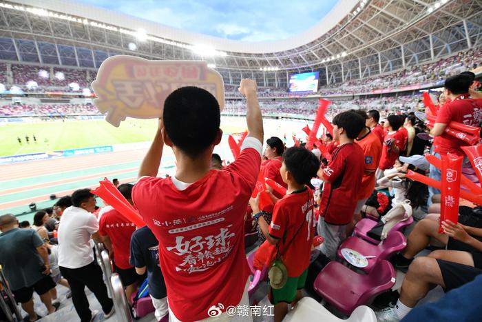 精彩瞬间回放，球迷热情高涨